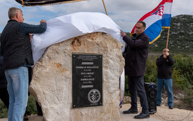 U Radašinovcima otkriveno spomen-obilježje trojici poginulih hrvatskih branitelja