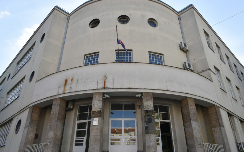 Pronađena mačeta s kojom je mladić jučer upao u razred u Klasičnoj gimnaziji