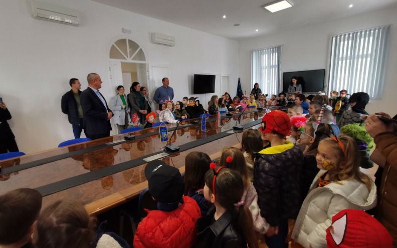 Benkovački gradonačelnik za uredski stol dao 22.500 eura jer je to »javno dobro«!
