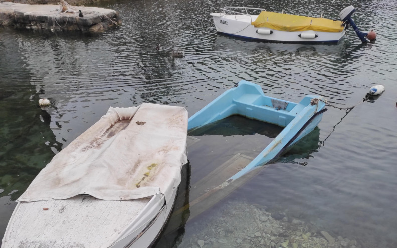 Potopljena brodica uz Trpimirovu obalu prijeti drugim brodicama. Tko je odgovoran?