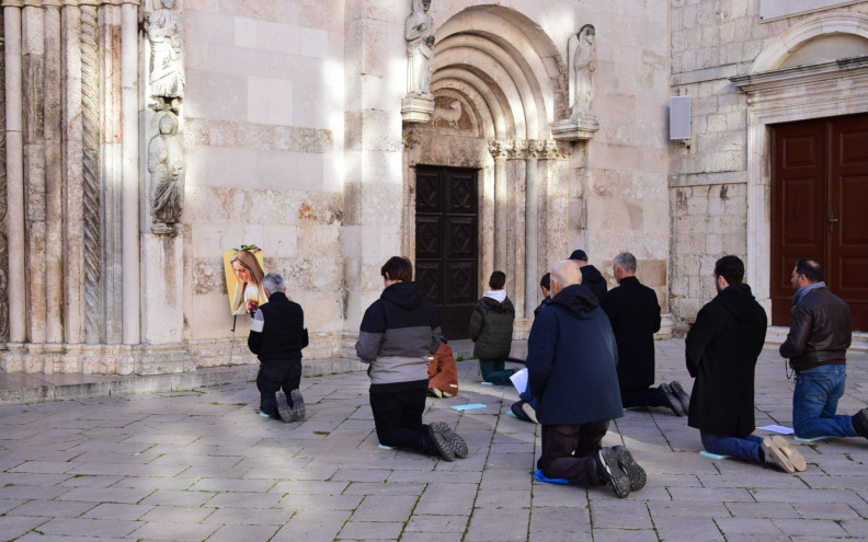 [FOTO] Muškarci i u Zadru pali na koljena, okupilo ih se svega nekolicina