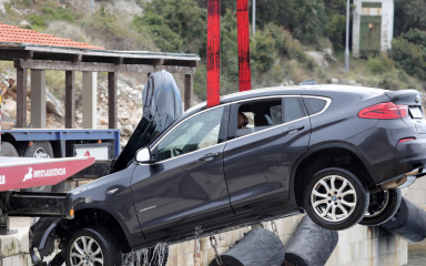 Na trajektnom pristaništu autom sletjeli u more, jedna osoba poginula
