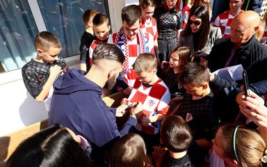 Hrvatski reprezentativci predvođeni izbornikom posjetili Dječji dom Maestral u Splitu