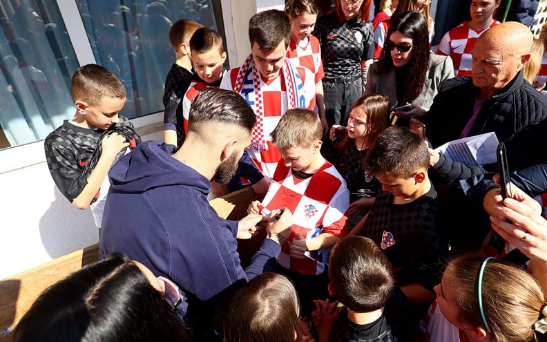Hrvatski reprezentativci predvođeni izbornikom posjetili Dječji dom Maestral u Splitu