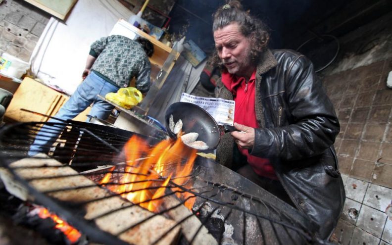 Beskućnici preživljavaju u napuštenom Pitomačkom restoranu