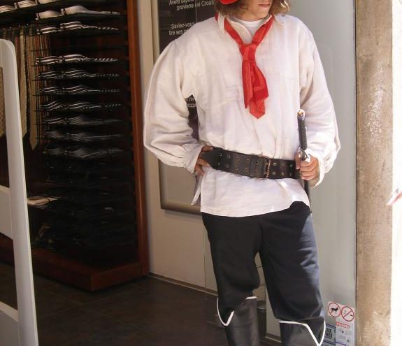 Hrvatski vojnik iz 17. stoljeća na ulazu prodavaonice