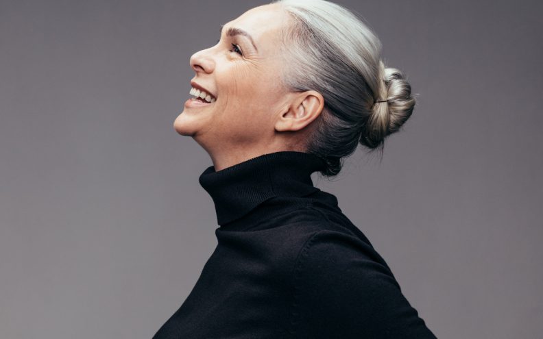 Bobbi Brown otkriva vrhunske make up trikove za žene sa sijedom kosom