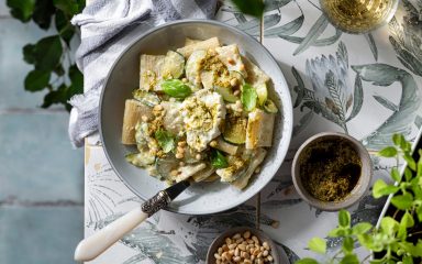 Rigatoni s mekim sirom, pinjolima i pirjanim radičem