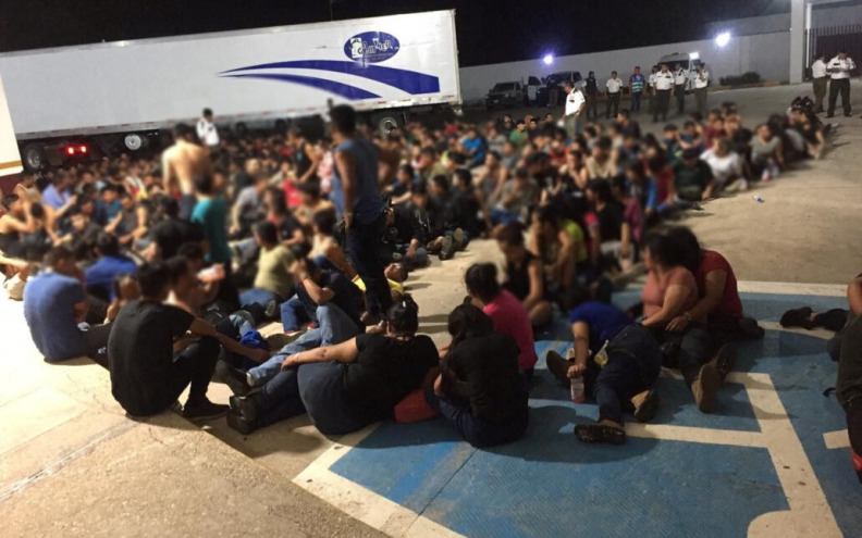 U napuštenoj kamionskoj prikolici nađena 343 migranta