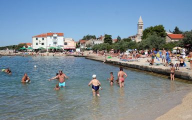 Zabava na moru kod Pakoštana završila odlaskom u bolnicu. Val izbacio putnike sa zračnog madraca, u nesreći ozlijeđena maloljetna Čehinja