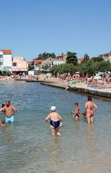Zabava na moru kod Pakoštana završila odlaskom u bolnicu. Val izbacio putnike sa zračnog madraca, u nesreći ozlijeđena maloljetna Čehinja