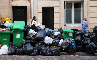 Pariz će morati bagerima uklanjati smeće s ulica