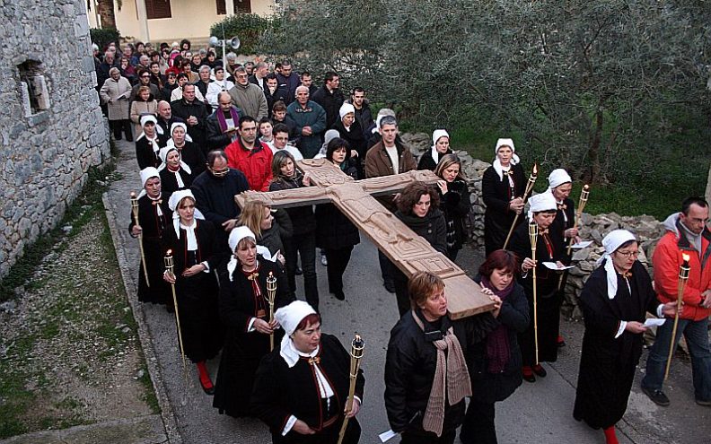 Pobožnost križa na dikljanskim ulicama