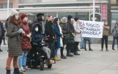 Oni kleče protiv kratkih suknjica, one ih dočekale “Tihom misom”: “Ovi muškarci izazivaju jezu”
