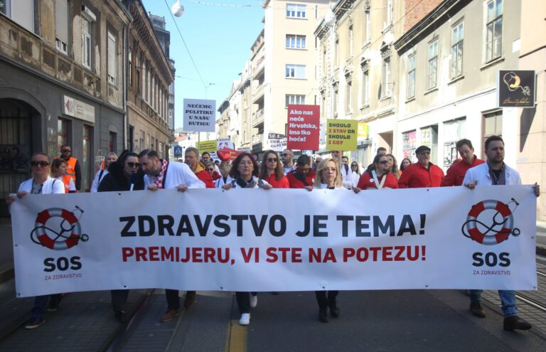 Povorka liječnika stigla na Markov trg: “Premoreni, podcijenjeni, potplaćeni, nema odmora dok traje obmana”