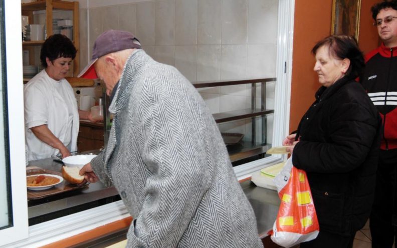 BOŽIĆ U PUČKIM KUHINJAMA Topli obrok i riječ utjehe za one koji su sami