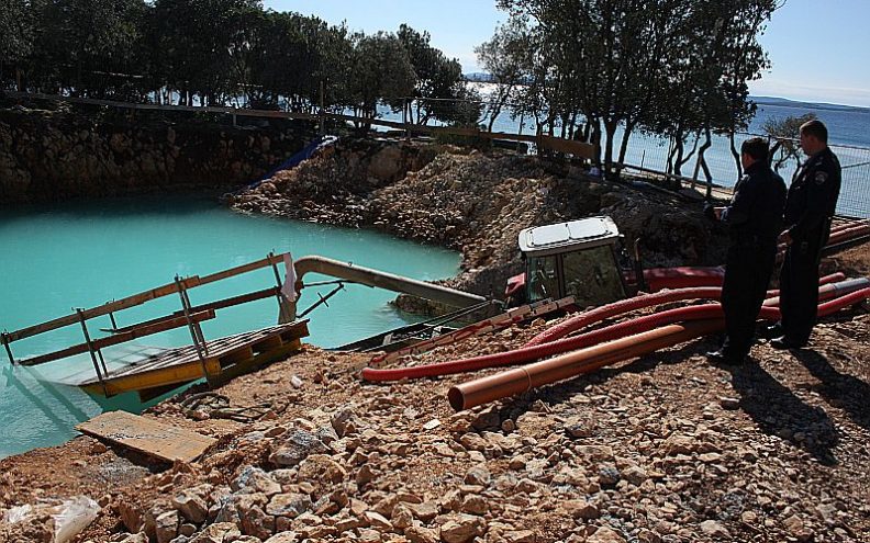 Od čega je plava voda na gradilišu Punta Skale?