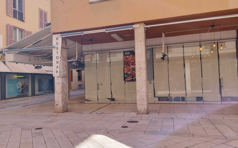 U središtu grada još mnogi izlozi obloženi bijelim papirima