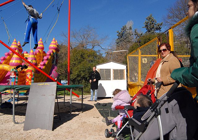 Djeca, a i mame, traže da baloni i trampolini ostanu na rivi