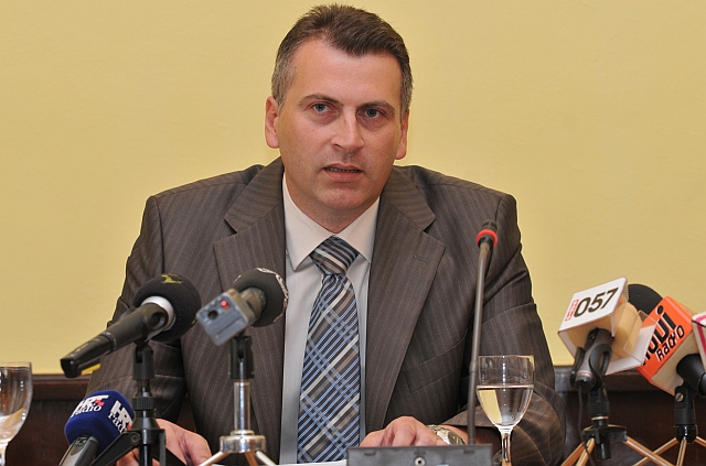 Kandidati za predsjednika Josip Zubović i Jole Petričević