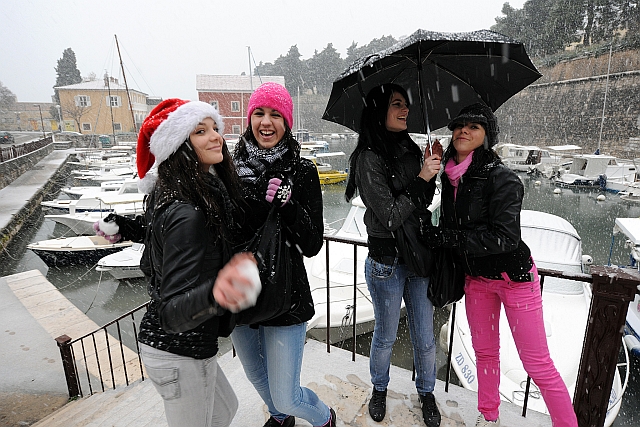 Snijeg okovao Zadar, izlazak samo u nuždi (FOTOGALERIJA)