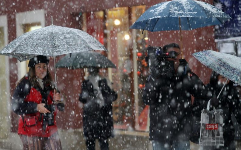 Snijeg stvara probleme u Gračacu i Benkovcu