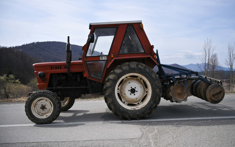 U Srbu pijan od policije pokušao pobjeći traktorom