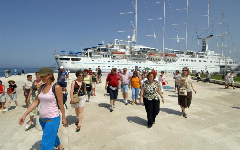 “Wind Surf” dovezao 260 bogatih turista
