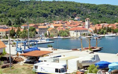 NEVJEROJATNO PONAŠANJE! Na Ižu oštetila 20 automobila, a jednog je motociklista srušila na tlo!