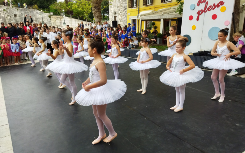 Čak 350 plesača na Trgu Petra Zoranića i Forumu obilježilo Međunarodni dan plesa