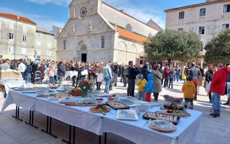 TZG Paga i Grad Pag mještanima i turistima priredili uskršnji doručak