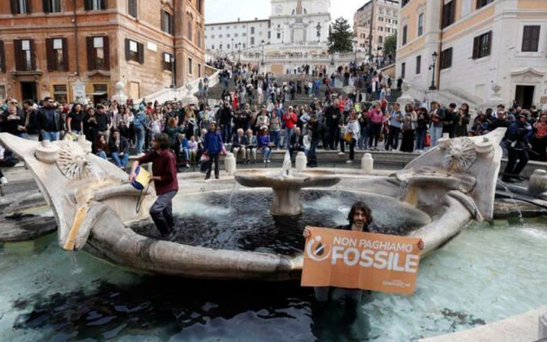 Aktivisti za zaštitu okoliša zacrnili fontanu u Rimu