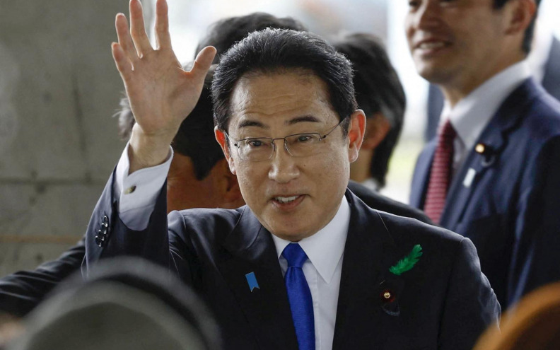 Japanski premijer sklonjen na sigurno nakon bačene dimne bombe na govoru