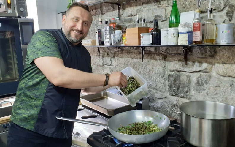 Kulinarski šef Željko Markus-divlja šparoga je gastro kameleonka koja se sljubljuje sa svim jelima