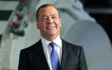 Reakcija na Bidenovu kandidaturu: Bivši ruski predsjednik Medvedev smije se “očajnom djedici”