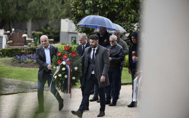 [FOTO] Župan Longin i gradonačelnik Dukić položili vijence na Gradskom groblju