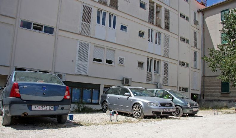 Oazica slobodnog parkiranja na Poluotoku preko noći postala “privatni parking”