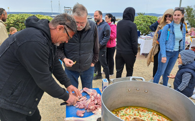 Natjecanje u pripremi tradicionalnog jela od janjetine s bižima u Dobropoljani