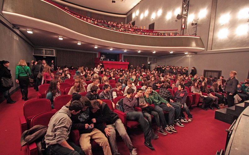 Otkazana predstava Komušanje mozga