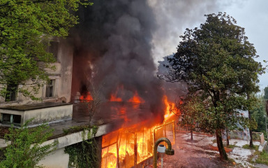 Lovranski Hotel Miramar u plamenu! Cijeli objekt gori i okružen je dimom