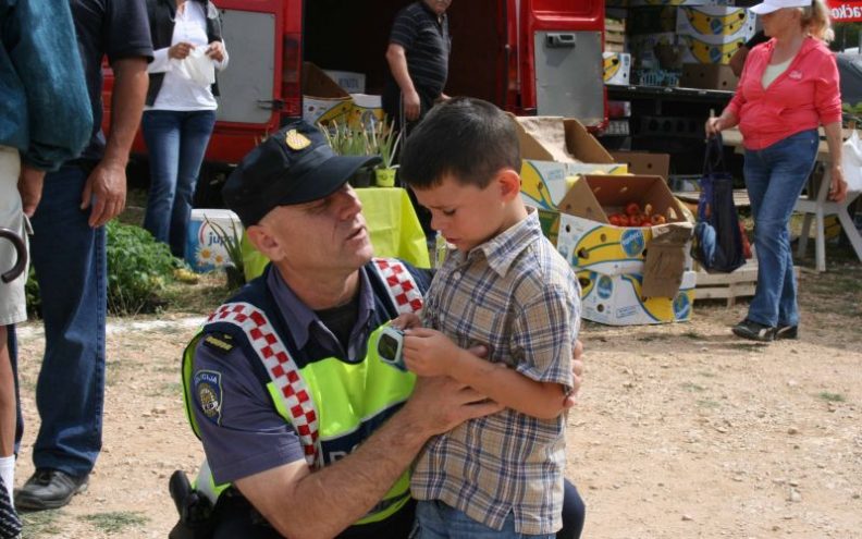 Policajac pomogao dječaku izgubljenom na Benkovačkom sajmu