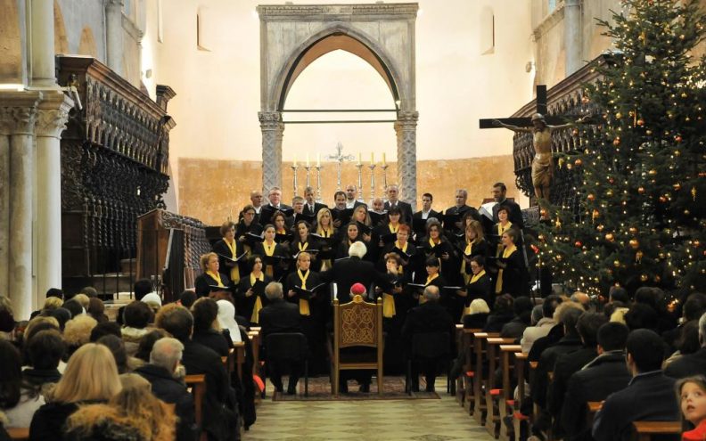 Devedesetak izvođača pjevalo tradicionalne božićne pjesme