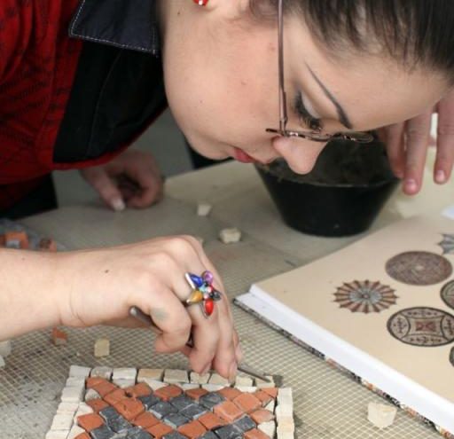 Studenti se okušali u izradi mozaika rimskog poda