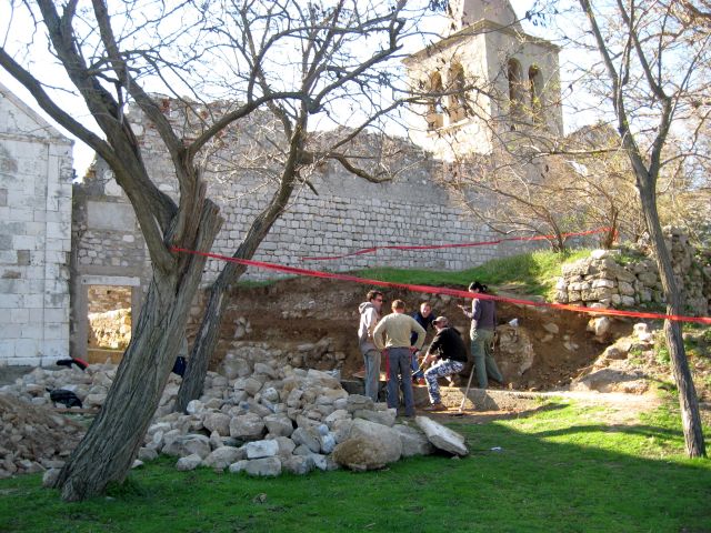 Arheolozi istražuju grobnice u paškom Starom gradu