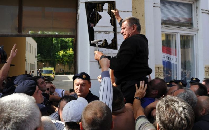 Prosvjednici  razbili  ploče i  policajce u  Vukovaru