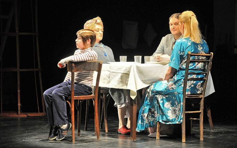 Prasac koji gleda u sunce