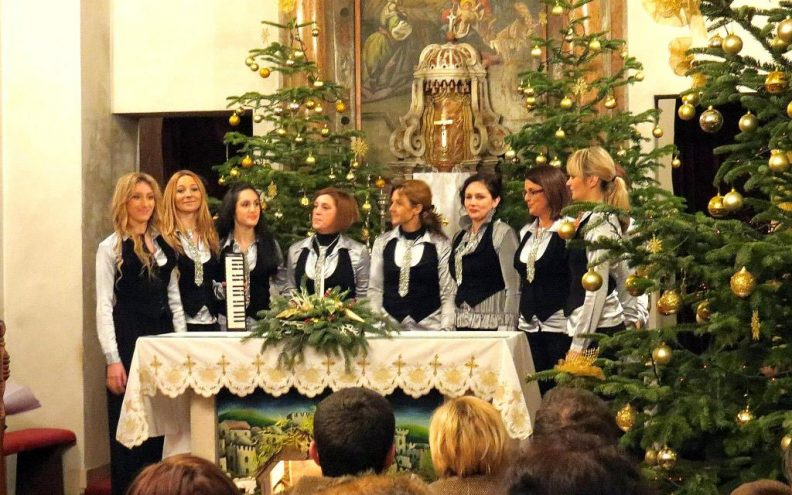 Pjevačice klape Libar s gostima pjevale Božiću i Privlačanima