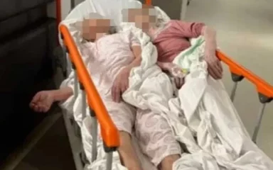 Jedna od dvije starice na istom krevetu preminula je na dan kad je fotografija snimljena