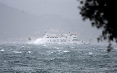Zbog jakog juga u prekidu brojne županijske katamaranske i brodske linije