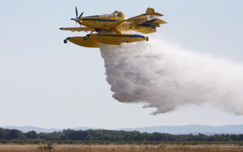 Požar u Segetu Gornjem gasi 60-ak vatrogasaca: Aktivirana tri zrakoplova